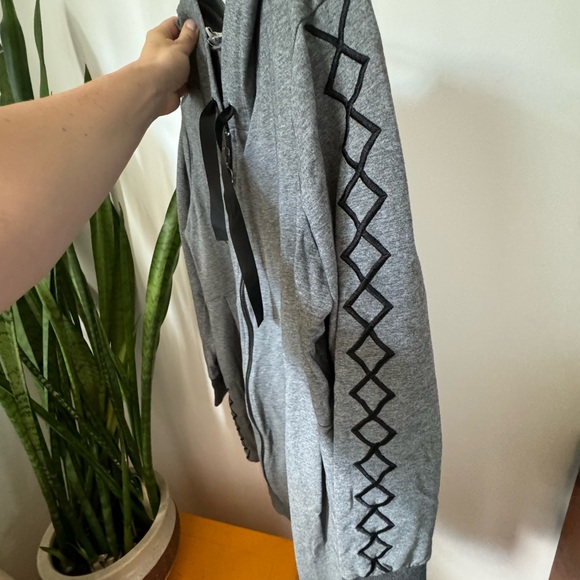 Maternity Hoodie with Adorable Crisscross Detail - Picture 5 of 6